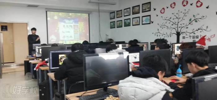 鄭州華人軟件設計學校教學實景