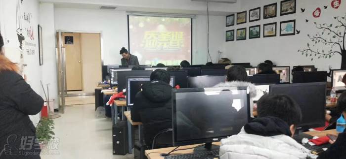 鄭州華人軟件設計學校教學現場
