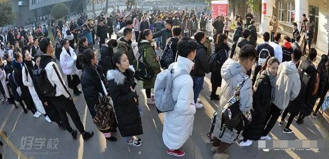 广州艺燃传媒培训中心   学员排队
