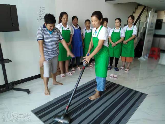 广州百思国际家政服务培训中心  教学现场-家具清洁
