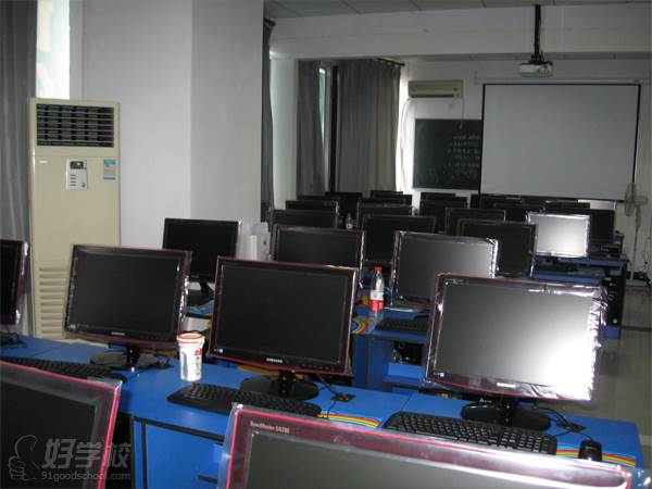 重庆华典建筑培训中心 重庆万州校区电脑教室