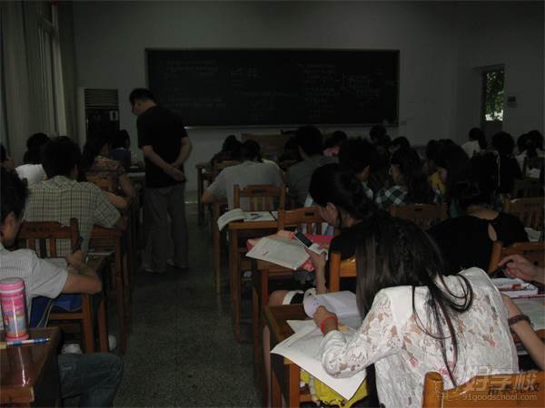 重庆华典建筑培训中心 老师针对指导作业