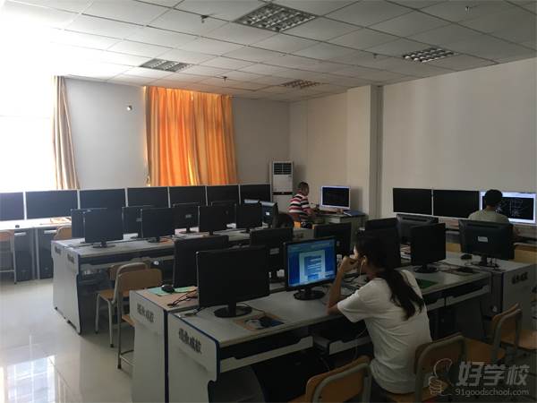 深圳博智培训学校 电脑教室