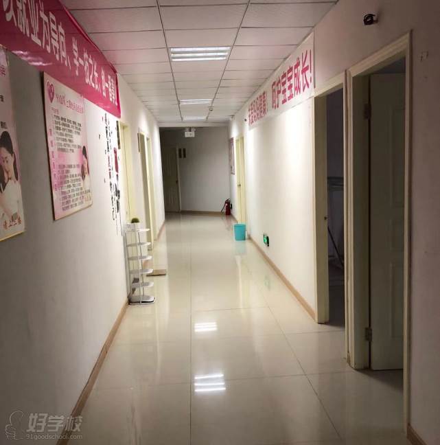 怡亲母婴家政服务培训中心  学校走廊