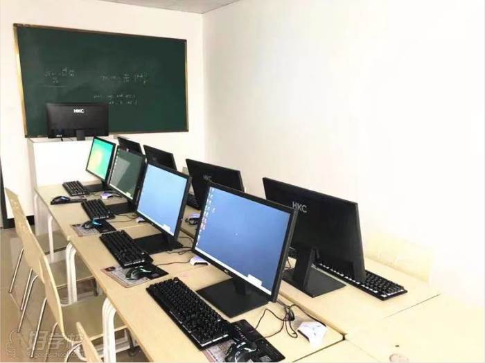 春华教育 电脑教室