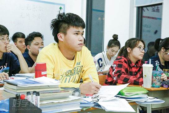 深圳爱华加速学 学生听讲