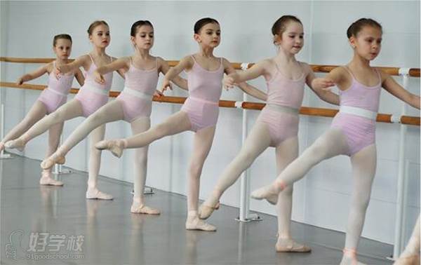深圳伊凡国际传媒教育 芭蕾舞姿