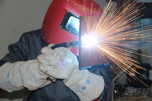 湖南智谷焊培 学员进行碳钢板焊接