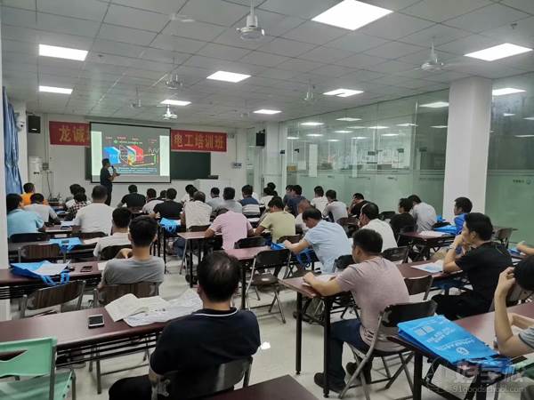 深圳市龙岗区龙诚职业培训学校 授课现场