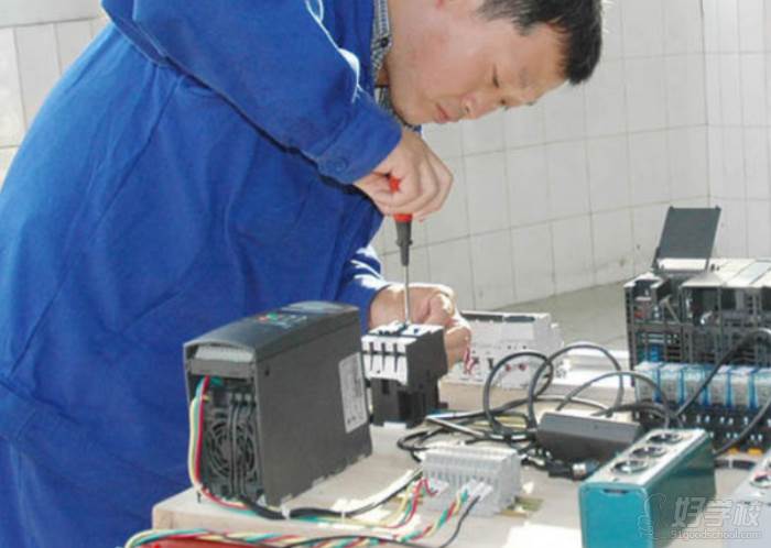 上海前纪叉车技术培训学校  电工课程