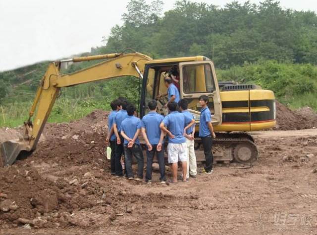 上海前纪职业技能培训学校  挖掘机驾驶员培训