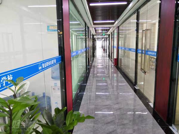 深圳鹏信达教育 学校走廊 深圳鹏信达教育 学校走廊