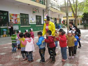 幼兒教師與學生戶外互動