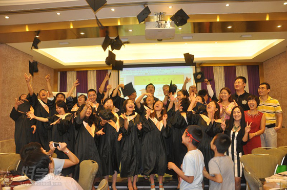 深圳富有国际教育RRU毕业学员们撒“帽”庆祝