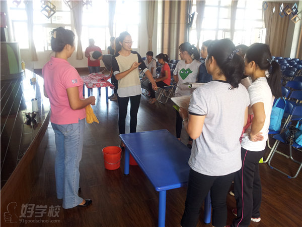 授课教师在为广东省育才幼儿院一院的学员进行技能实操指导