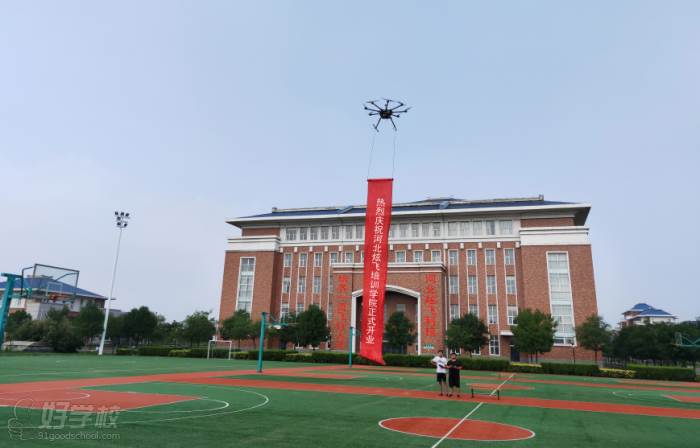 河北炫飞科技培训基地   学校操场