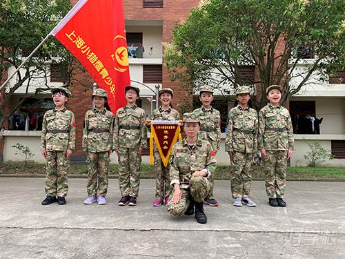 上海小獵鷹青少年軍事夏令營(yíng) 合影留念