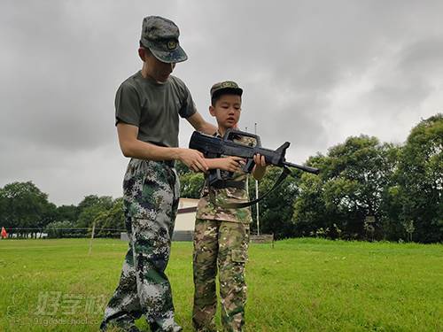 上海小獵鷹青少年軍事夏令營 教練指導現(xiàn)場