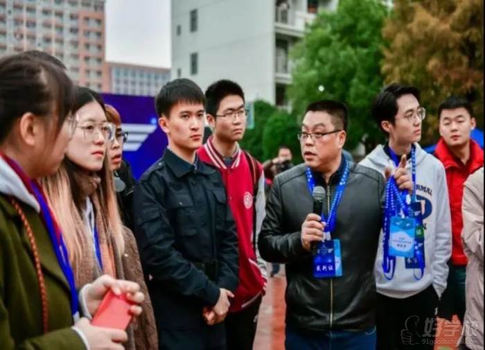 张爱平校长作为总裁判长指导上海市第四届大学生安全知识竞赛总决赛