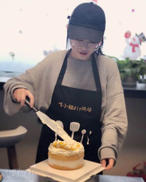 杭州唯小姐烘焙培训学校 学员给蛋糕装饰现场