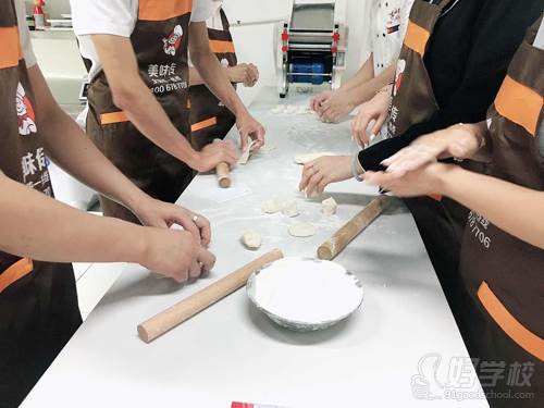 广州美味传餐饮培训学校 学习实操现场