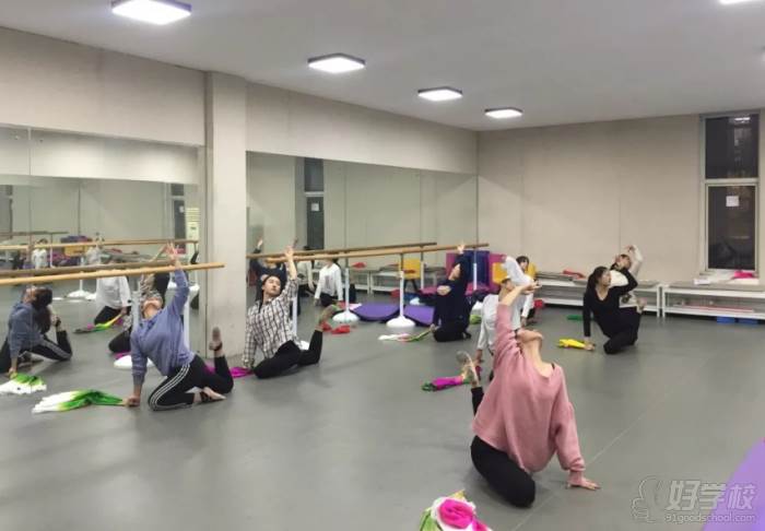 北京嫡戏艺术培训学校  舞蹈练习
