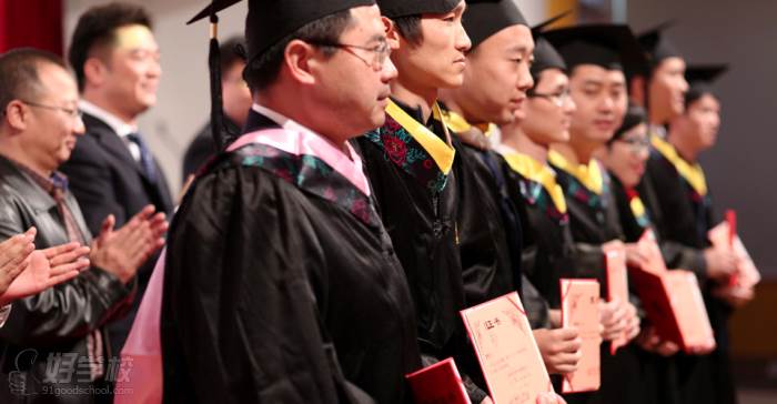 科大东财等校总部领导为优秀学士们颁发证书 科大东财等校总部领导为优秀学士们颁发证书