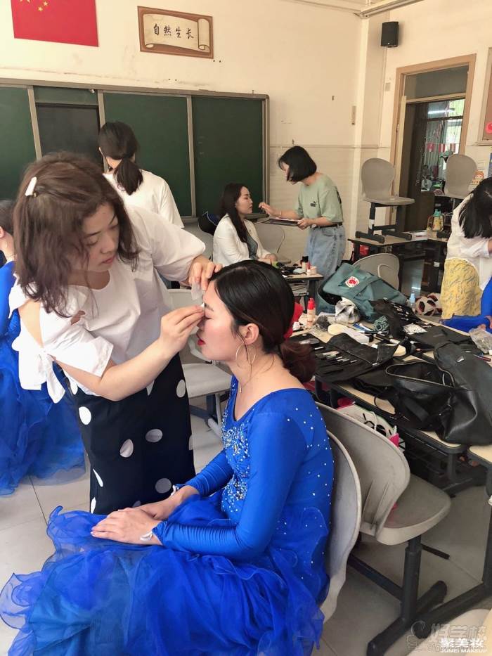 郑州化妆学校图片