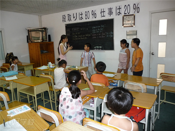 广州秋睿思外语学校学生们在玩耍4