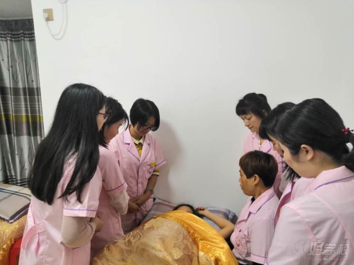 广州远茂产后母婴护理培训学校上课场景