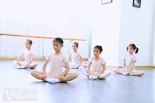 广州纯艺舞蹈学校 芭蕾启蒙培训