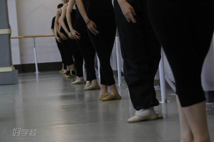 广州德艺舞蹈培训中心 学生站列