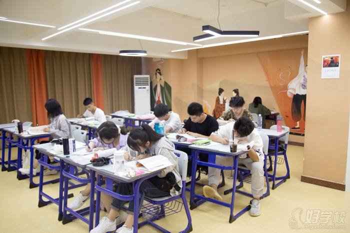 西安爱琳艺考培训学校 学生学习