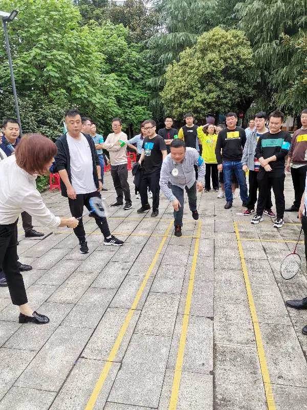 羽毛球比拼