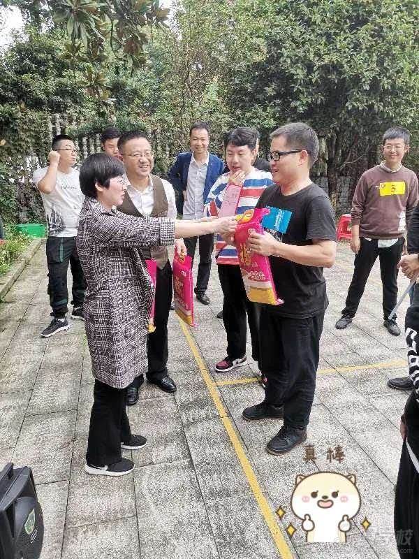 老师为学生颁发奖品