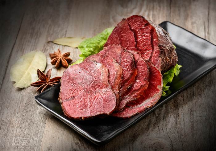 卤牛肉是指用卤的方法处理出来的牛肉,煮熟煮逶后,颜色棕黄,表面有