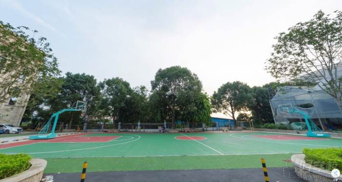 广州易学艺考培训学校篮球场环境