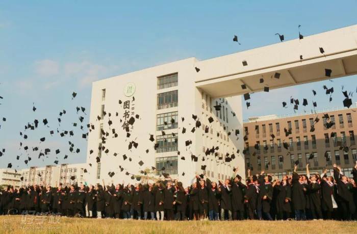 广东第二师范大学成人高考理工类高起专学员风采 广东第二师范大学成人高考理工类高起专学员风采