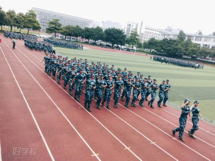 广东财经大学操场环境展示