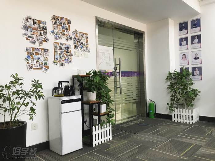 河南亦得出国留学服务中心-照片墙一角环境展示