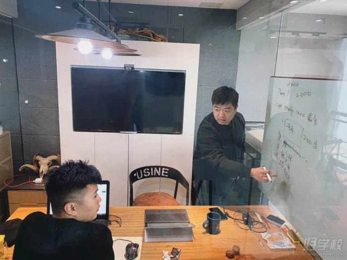 出分毕业的小甜甜同学专程回来找Aaron老师上论文写作课,不愧是海归+7年教学实战经验,轻松搞定!