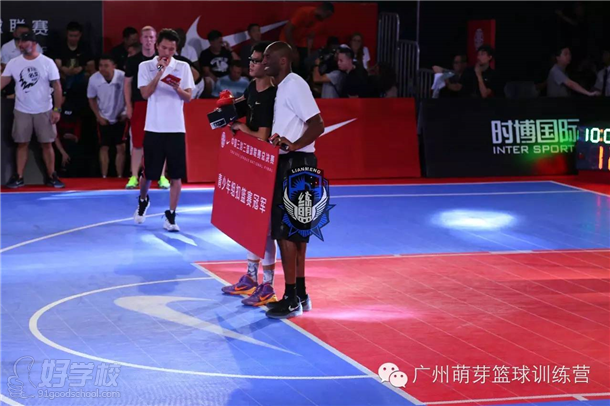 科比给广州萌芽篮球训练营学员颁奖