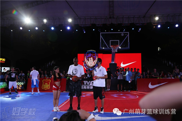 科比给广州萌芽篮球训练营学员示范