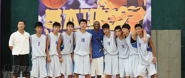 广州萌芽篮球训练营学员与科比合影