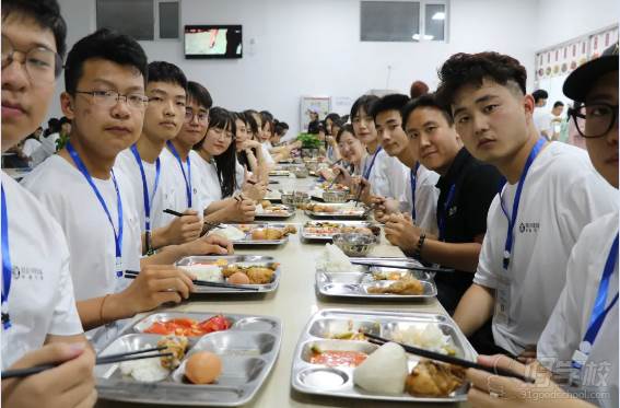 新生与老师一起吃饭