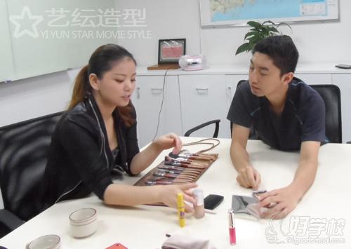 艺纭造型慧老师在准备化妆工具中