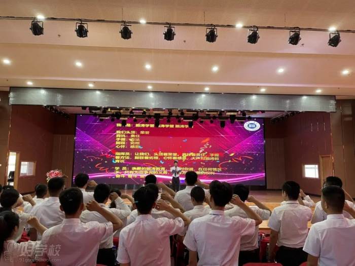 振涛在校导员集体宣誓2