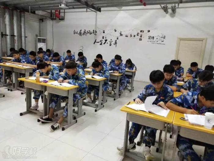 新同学认真自习