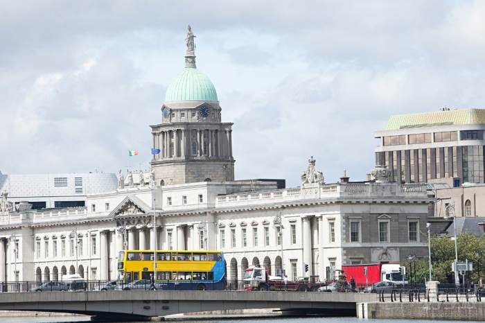 爱尔兰都柏林的海关大楼和乔治码头