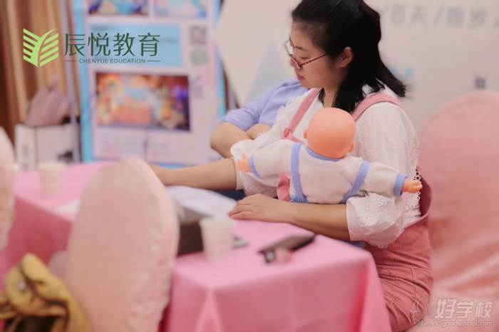 母乳喂养教学场景